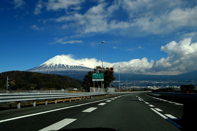 東名高速道路から見える富士山